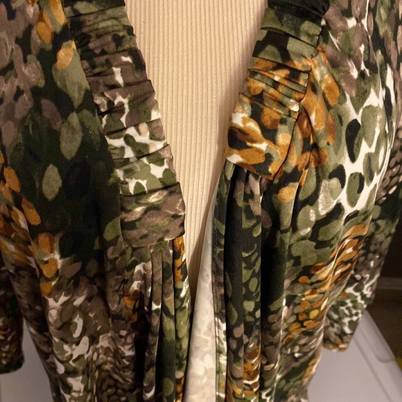 Serengeti waterfall top size XL top elastic around the neck to 1/2 way Down - Picture 2 of 10